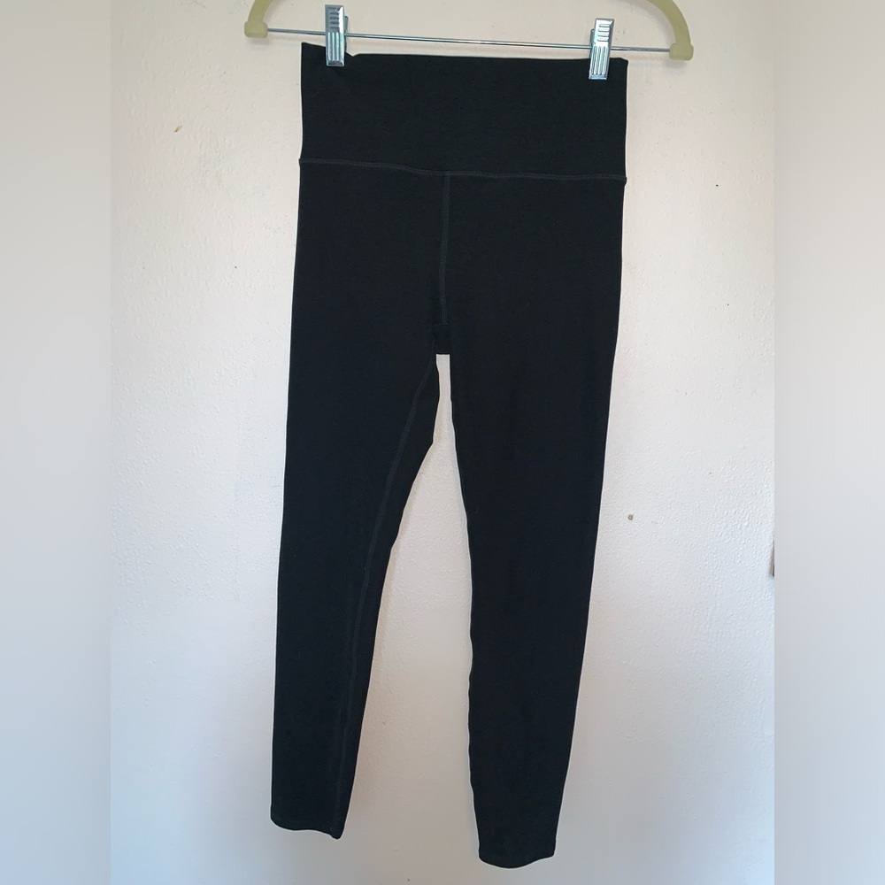 Vuori women’s Charcoal almost looks black Leggings